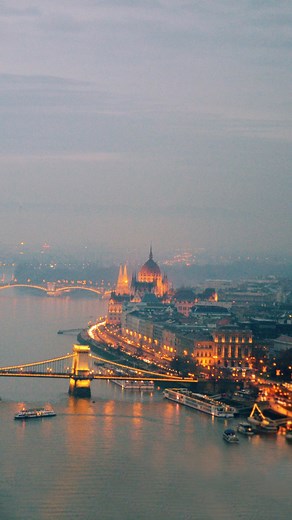 Budapest by night – warm lights, cozy vibes, and that unique energy along the Danube. ✨ When the days get shorter and the air a little crisper, the city feels even more magical. 🍂 Fall is the perfect season to discover Budapest – and with IntercityHotel Budapest right by the train station, you’ve got the ideal base to explore day and night. 🌙 #Budapest #CityTrip #IntercityHotel | IntercityHotel