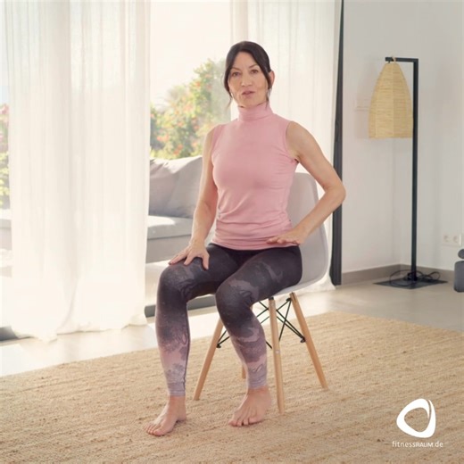 Heute zeigt dir Christiane Reiter eine (weitere) Übung, mit der du dein Knie ohne Belastung mobilisieren kannst. Sie fördert die Versorgung des Gelenkknorpels mit der Gelenkschmiere. Gleichzeitig wird die Muskulatur gekräftigt. Du kannst die Übung auch nutzen, um die Beugung deines Knies zu erweitern: Gehe dafür an dein Bewegungsende und wieder nach vorne in die Streckung. Achtung: Nie in den Schmerz mobilisieren, bleibe immer im schmerzfreien Bereich. #aktivgegenschmerz #christianereiter #kniea