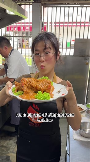 What other Singaporean cuisine should I try cooking next? I literally love the food here so much especially any char zi dishes, it’s so smokey and full of flavour. I actually wanna master the wok now too to make it at home lol (I’m being serious tho should I buy a wok to use at home…?) If you haven’t tried the iconic chilli crab yet, then I highly recommend! #VisitSingapore #MadeInSingapore @Visit Singapore AD