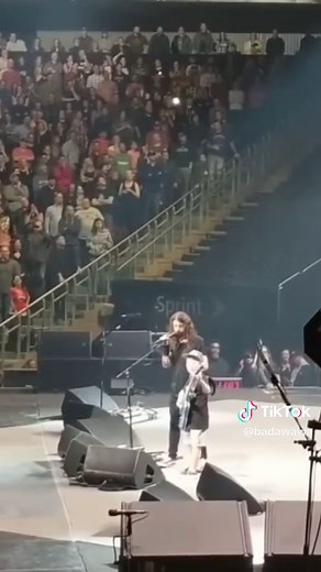 10 years old, he plays Enter Sandman with Foo Fighters / Metallic Kid 😛 #foofighters #davegrohl #metallica #entersandman #heavymetal #thrashmetal #metalkid #fyp #pourtoi #viral