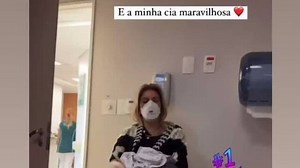 Fabiana Justus é apoiada pela mãe, Sacha Chryzman