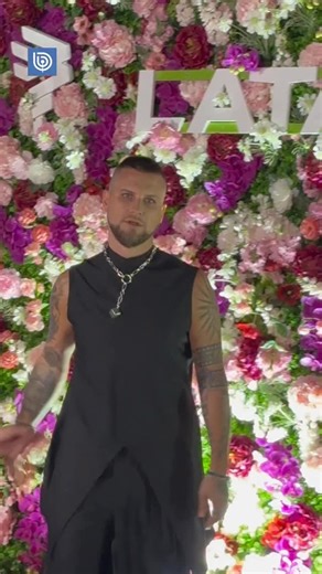 ¿Te gustó? 👀🎸 El animador y músico Jean-Philippe Cretton robó la atención del público en la Gala de Viña 2026 con un estilo diferente al acostumbrado. | Radio Bio Bio