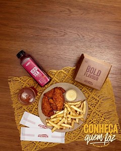 O #BoldFlavour do Chicken Fingers Jumbo é incomparável. Temperados e empanados bem ao estilo Outback, eles ficam ainda mais irresistíveis servidos sobre os jogos americanos de macramê artesanal da @arte.por ! 🤩 As gêmeas Nathália e Victória criaram a Arte Por Nós em 2019 com a ideia de fazer um produto artesanal único, inspirador e muito especial. Feitas à mão, as criações carregam exclusividade, muito amor e cuidado. Lindo, né? 😍 Dá uma olhadinha no perfil delas e #CompreDoPequenoNegocio! | O