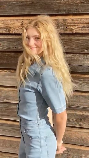 Willow Shields on Instagram: "Some moments of happiness from the past week to close out 2021 ✨🏔"