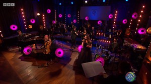 Clean Bandit ft. BBC Concert Orchestra - Rather Be (Radio 2 Piano Room) «Rather Be» —en español: «Prefiero Estar»— es una canción realizada por el grupo británico Clean Bandit con la colaboración de la cantante Jess Glynne. Fue lanzada el 17 de enero de 2014 como el cuarto sencillo desprendido del álbum debut de Clean Bandit New Eyes. La canción está compuesta por el tecladista de la banda Jack Patterson, Nicole Marshall y coescrito junto a Jimmy Napes, quien habitualmente colabora con Disclosur