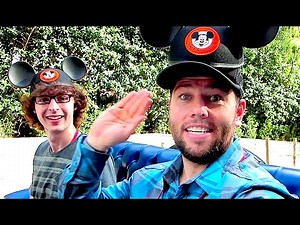 DISNEY WORLD PARADE WITH STAMPY CAT!!!