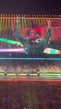 Bad Bunny junto a Damon Albarn al escenario para interpretar “Clint Eastwood” de Gorillaz.