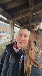 Czy wiedziałeś, że w sercu Londynu kryje się twierdza, która była pałacem, więzieniem i skarbcem w jednym? Poznaj Tower of London – miejsce pełne tajemnic i legend! ✅ To właśnie tutaj przechowywane są jedne z najcenniejszych skarbów Wielkiej Brytanii – Klejnoty Koronne! Brylanty, złoto i insygnia warte miliony funtów. ✅ Najstarsza część kompleksu – Biała Wieża – kryje kolekcję królewskich zbroi i broni. To tutaj można poczuć się jak na średniowiecznym dworze! ✅ A co mają wspólnego kruki z upadki