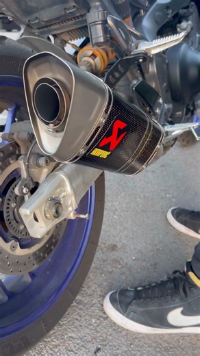 Akrapovic BAFFLE vs. No BAFFLE