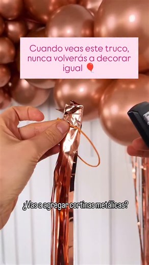 Emprendiendo con Globos | Decoraciones con Globos on Instagram: "✨ Truco rápido para dar un toque profesional a tus decoraciones con globos: usa un elástico y una engrampadora para sujetar tus cortinas metálicas, ¡y listo! 🎈 Fácil, rápido y con un resultado espectacular 💫 🎓 ¿Quieres aprender más tips como este y crear decoraciones increíbles desde cero? 👉 Escribe “Yo me apunto” para acceder a nuestro Taller Gratuito Online de Decoración con Globos y únete al grupo desde el enlace del perfil.