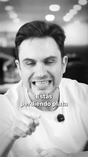 ¡¿Invertís en plazo fijo? ¡Sos un PELOTUDO! No le tengas miedo al cambio: es lo que nos hace crecer y pasar a la siguiente etapa. ¡Somos MÁS que un broker, somos una GRAN COMPAÑÍA! ¿Por qué la bolsa? Porque ahí juegan los GRANDES. Mi primer video viral fue justo este: “¿Plazo fijo? ¿En serio? El banco te roba tu plata y la mete en el MERCADO... ¡Hacelo VOS directo! Abrite una cuenta en Bull Market y sacá tasas que SÍ valen la pena.”¿Quién te mintió que el plazo fijo es “seguro”? Lo MÁS SEGURO es
