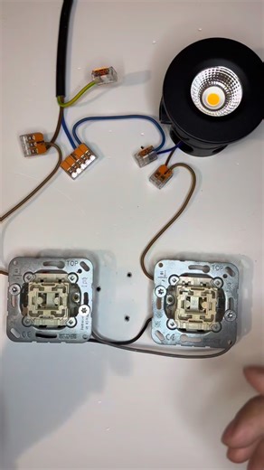 SelbstMacher Akademie on Instagram: "Die Wechselschaltung. Zwei Schalter, eine Lampe - so sieht der Anschluss aus. Die Erklärung mit Stromlaufplan kommt im nächsten Video. ⚠️ Wichtiger Hinweis: Dieses Video dient ausschließlich zu Informations- und Lernzwecken. Arbeiten an elektrischen Anlagen dürfen nur von ausgebildeten Elektrofachkräften durchgeführt werden. Keine Gewährleistung, keine Haftung für Schäden oder Folgen bei eigenständiger Umsetzung. • Sicherheit geht vor - im Zweifel immer den E