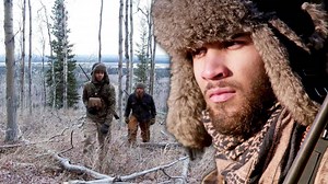 2.5M views · 20K reactions | Evan e Adam vão caçar ursos para tentar armazenar mais comida antes que o inverno chegue. Porém, eles não têm muita sorte e agora devem chegar ao acampamento base antes que o rio congele e eles fiquem presos. Será que eles vão conseguir? 略 #DesafioSelvagem #100DiasNoAlasca | Discovery Brasil | Facebook