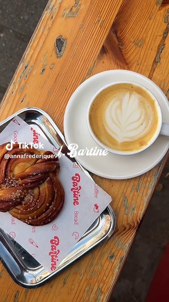 One of my favourite streets in The Hague for coffee, shopping, drinks & food! Piet Heinstraat, Den Haag 🤍 Ook echt een aanrader voor je kerstinkopen!🎄 #denhaag #denhaagtips #hotspots #thehague #shopping