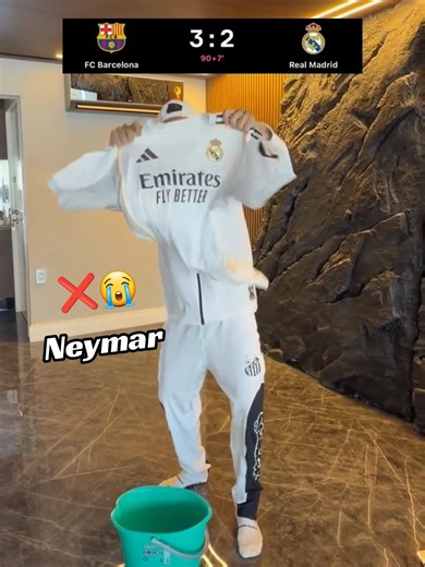 Neymar rastet komplett aus! 🔥 Beim Copa-Barça-Sieg springt er vorm TV rum, als würde er selbst auf dem Platz stehen 😂💙❤️ Pure Leidenschaft, pure Barça-DNA! 👉 Folge für mehr Fußballmomente, Emotionen & Insiderclips, die du sonst verpasst! ⚽📲 #fussballliebe #viscabarca #neymar #fyp #fypage