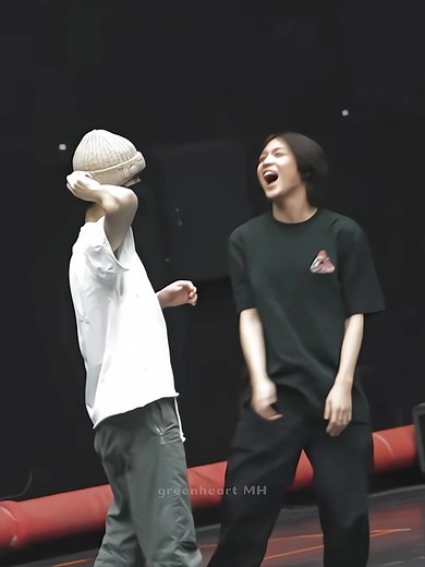 haechan lucu banget, berusaha pakein beannie ke mark wkwk mana manis banget ketawanya 😂💖 #markhyuck #mahae