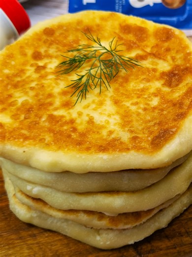 Plăcinte delicioase la tigaie cu brânză telemea