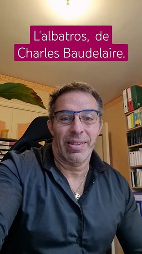 Poésie. L'albatros, de Charles Baudelaire. Je vous présente un des plus célèbres poèmes de la littérature française: L'abatros de Cahrles Baudelaire, métaphore du poète Selon Baudelaire, la place du poète dans la société est comparée à un albatros : majestueux dans le ciel, son élément, mais ridicule sur terre et au contact des hommes. De même, le poète se situe au-dessus du commun des hommes pour ses poèmes, mais mêlé à la foule, il n'est rien et devient ridicule. #poésie #littérature #baudelai