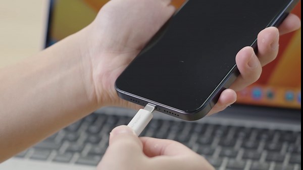 4-in-1 USB C SD Card Reader, JSAUX USB-C Micro SD Card Reader with (USB 3.0 & Charging) Port Compatible with iPhone 16/16 Plus/16 Pro/16 Pro Max, Android, Mac, Galaxy, iPad Pro, Camera -White