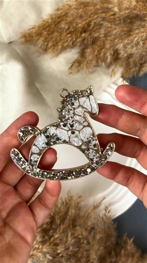 Gold resin 💛 By: @resinart.ru 🫶 #resin #resinart | Epoxy World