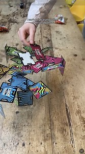 Voici le jeu “Cartes Vs Gravity” : quand le Jenga rencontre le Uno. Ça annonce des parties bien chaotiques Dispo ici : amzn.to/3Txw28j | Creapills