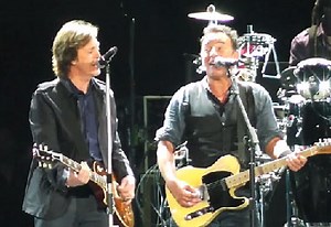 Bruce Springsteen e Paul McCartney têm som desligado durante show em Londres - OFuxico
