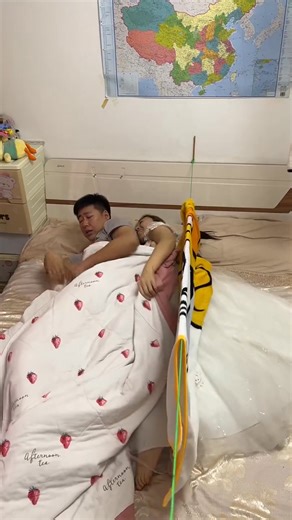 35K views · 132 reactions | family funny prank.........................................................藍藍藍藍藍藍藍 #trend #comedy #prank #familypranks #Joker #couplecomedy #funny #family #humour #couple | Emily Owen | Facebook