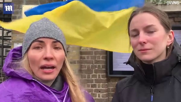 Ukrainian and Russian protest together outside Russia's London embassy