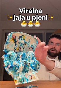 Efekt na kraju je HIT! 🥚✨ Jeste već isprobali?! 😂 Ova marble tehnika izgleda kao da ste ih negdje kupili, a zapravo su gotovi kod kuće u tren! Btw. Amerikanci koriste pjenu za brijanje za ovo - nemojte to raditi... 😂😂 Postupak je jednostavan i stvarno ih može napraviti svatko! 😊💪🏻 1. U kalup stavite sloj šlaga, dodajte par kapi različitih boja i lagano ih razmažite čačkalicom. 2. Uvaljajte kuhana jaja u smjesu tako da se uhvati uzorak sa svih strana. 3. Ostavite 10-ak minuta da boja primi