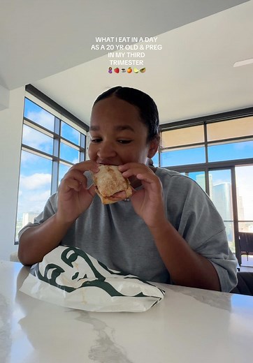 What I Eat in a Day as a Pregnant Teen