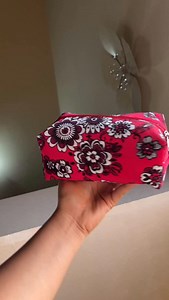 Neceser 🗣️✨ ✨Tela principal y forro de 30x40cm ✨Cierre 30cm ✨Un deslizador ✨2 piezas de cinta poly o correa de bolso de 8cm #diy #tutorial #neceser | moreliacenteno_