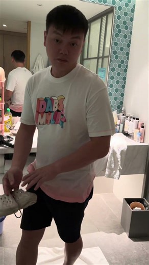 lần sau mà muốn tui chà dép á, thì nói thẳng mẹ luôn đi mày… nói cái gì là ủa..#anhmalaysia