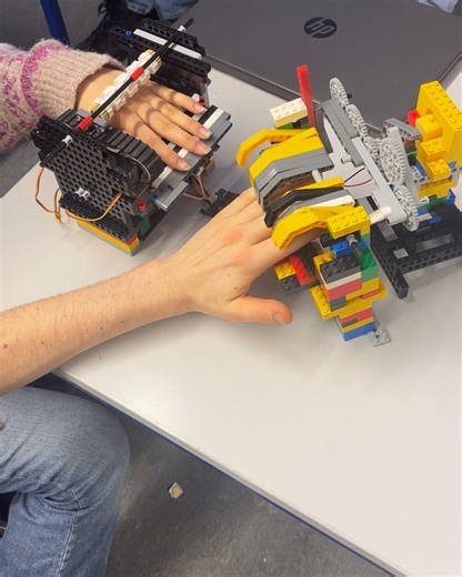 Haus der Wissenschaft on Instagram: "✨🚀 Letzte Woche fanden die ersten Hackdays im Jahr 2026 am Gymnasium im Schloss Wolfenbüttel statt. Unter dem Motto Tüfteln, Coden & Kreativsein.💡🔧 👩‍💻👨‍💻 35 engagierte Schüler*innen der Klassenstufe 10 entwickelten bei den Make Your School Hackdays (@makeyourschool ) kreative Hacks für ihren Schulalltag. Es wurde gehämmert, geschraubt, geklebt, gelötet und programmiert – mit viel Teamgeist und noch mehr Ideen. 🛠️ Die entstandenen Hacks sind Prototype