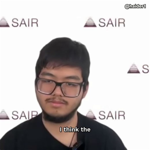 テレンス・タオ(数学者)「私たちは論文の最後で、『知能のコペルニクス的視点』と呼ぶものを提案しました。」かつての天文学では、地球が宇宙の中心だと信じられていたように、今我々は人間の知能こそが最高の知能だと考えている。だがAIの台頭で人間とは別軸の知能形態が生まれ、知能の脱人間中心化が起こり始めているという。彼は、世間で推されている物語は「知能は一次元的で直線的なものだ」いう考えに囚われていると言う。つまり、AIは「亜人間知能」か「人間レベルの知能」か「超人間知能」のいずれかであって、それ以外ではない。そしてそれは、AIが超人間知能になった瞬間に人間は用済みになり、もう必要とされなくなるという単純化された悲観的な見方を産んでいる。しかし彼は、「知能とは何か」について、もっと豊かな視点を持つべきだと言う。人間の知能とAIの知能を、同じ土俵で見てどっちが優れているかなどという測り方で、知能の多様さを単純化すべきではない。人間の知能には固有の強みと弱みがあり、AIの知能にはまた別の強みと弱みがある。そう捉えることで、人間とAIが「競争」に終始するのではなく、「協働」できる余地が生まれる。これは