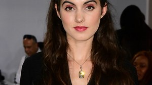 Claire Chust (Leslie, Scènes de ménages) raconte pourquoi elle a été terrorisée sur le tournage de la série