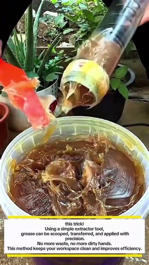 Genius Method: Cleanly Extracting Thick Grease with a Simple Tool 🔧‎