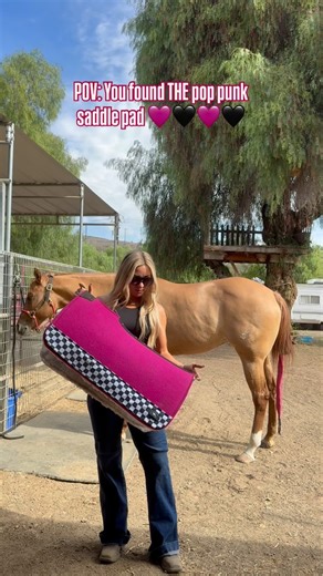 I’m a sucker for pink and checkerprint and this pad is BOTH😍😍 find it at @hustleandhome and use code “brandi1d” to save 😍🖤🩷🖤🩷 | 1D Performance Horses