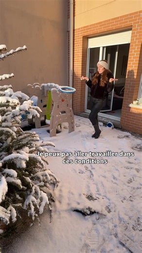Eugénie | Maman & Entrepreneure on Instagram: "Allô Véro ? 📞 « Désolé je vais pas pouvoir venir travailler aujourd’hui je suis complètement bloquée, j’ai au moins 30cm de neige !!! » Comme d’hab la France est à l’arrêt quand y’a 1cm de neige 😭😂 vous êtes aller bosser ou vous profitez pour rester au chaud ?"