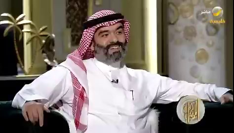 لمن لم يصدق:هنا الوزير عبدالله السواحه يؤكد ما ذكرناه.حيث يروي أول نصيحة له من الوزراء القدماء كوزير مستجد في مجلس الوزراء السعودي؟قال له :لا تتلكم أبداً في مداولات المجلس إلا إذا كنت متأكد ١٠٠٠ في المية، وعندما حاول يناقش قرار يخص وزارته أشار له الوزير القديم بالصمت.مجلس الوزراء الصامتين 😂هذا تأكيد لكلام الهاجري - مدير عام أمين مجلس الوزراء سابقا - في التغريدات السابقة المقتبسة من أنهم لا يناقشون شيء في المجلس و لا حتى في الأمانة.وبدلاً من أن يكون مجلس الوزراء ملتقى أسبوعي للحكومة يتداولون فيه