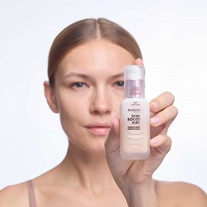 🪄 La magia del nuovo Fondotinta SKIN BOOSTER MAT di Deborah Milano ti lascerà senza parole: pelle perfetta in pochi secondi!​ ​La texture ultraleggera si fonde con la pelle senza appesantirla, mentre la formula arricchita con Niacinamide e Vitamina C si prende cura del tuo viso per un finish mat e naturale che dura tutto il giorno! ✨​ https://bit.ly/SkinBoosterMat ​ #DeborahMilano #SkinBoosterMat #SkinBooster #FondotintaMat #MatFoundation | Deborah Milano