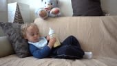 Netter Junge trinkt Milch zu Hause