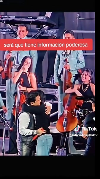 Al parecer la violinista tiene algo que ver con Nodal - La del chelo se sabe toda la historia y se burlan de la señora esposa - Angela sospecha y quiso marcar territorio porque ese hombre es solo para ella - Nodal no soporta a su esposa pero no la puede dejar Pepeyonce no lo dejaría. - La historia continuará.... #angelaaguilar #christiannodal #chismesito #patychapoy #cazzu