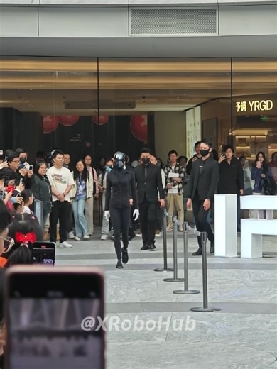 🔥🤖 #XpengIRON Street Debut! Live Catwalk & Interaction at #Shenzhen MixC. #humanoid #robot #AI #China #embodiedai #RobotPower #Unitree #Agibot #ENGINEAI #Figure #Tesla #Optimus