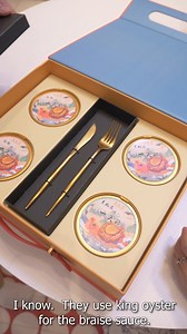 【Gifting elders? Making the right choice matters! This can directly influence their first impression of you!】🔍 Ben is super smart! He knows how to win over his girlfriend’s mom with the ✨Soon Thye Hang Premium Abalone Gift Set✨! ✨#SoonThyeHangAbaloneGiftbox✨ ✅ Two flavors in one: Braised and Truffle 🤩 ✅ Ready-to-eat, no extra cooking needed. 🍳 ✅ Huge Tender abalone —unique texture and taste. 👍 ✅ Sauce made with premium dried king oysters—rich and flavorful. 🦪 ✅ Comes with elegant cutlery, a
