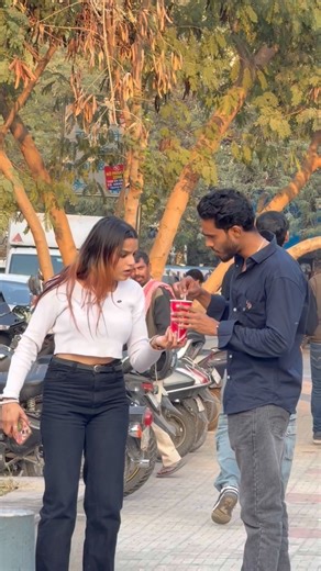 मैं तो हूँ ही बिखरी 😂 #comedy #funny #prank