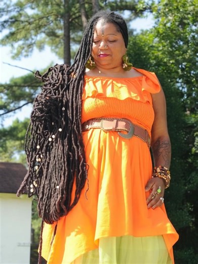 She’s gone 4️⃣0️⃣ years without a haircut — and the outcome is absolutely jaw-dropping! 😲✨ Asha Mandela has earned a Guinness World Record for having the longest dreadlocks on Earth! 🏆👏 Measuring an incredible 1️⃣9️⃣.5️⃣ feet, her hair has to be seen to be believed! 😯📐 Want to see more of her extraordinary journey? Head to the first comment for stunning photos ⬇️⬇️⬇️ | Interesting World