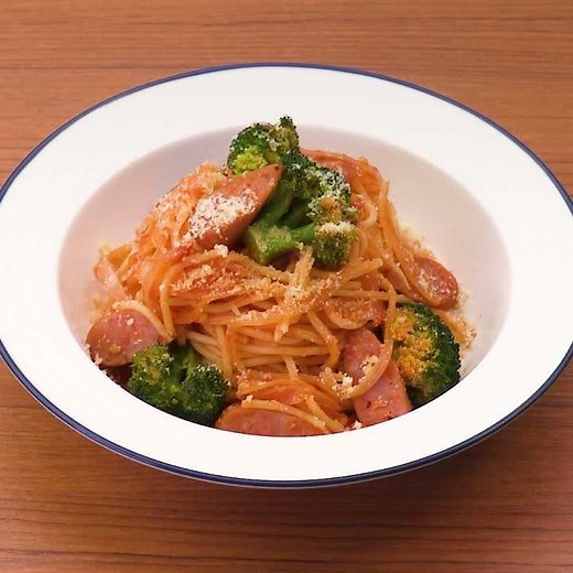 シンプルな美味しさ！ ソーセージとブロッコリーのトマトパスタのレシピ動画・作り方 | デリッシュキッチン