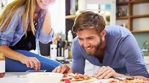 Aldi-Produkt gewinnt: Fast jede andere Fertigpizza fällt bei Ökotest durch – Hersteller verzweifelt