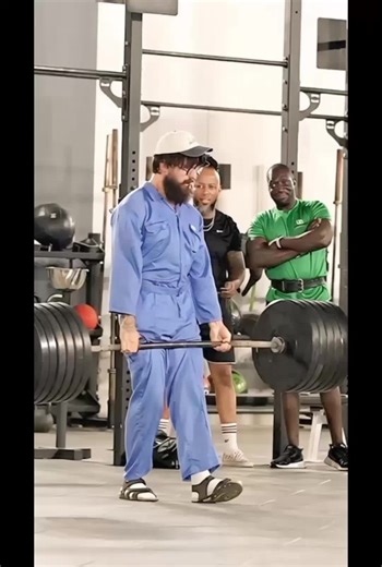 Because I'm professional cleaner🙄anatoly #anatoly #gymcleanerprank2 #anatoly #gym #prank