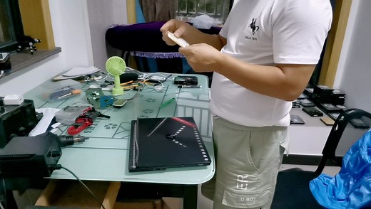 寄来一台电脑，说是d盘不见了，检测不出磁头，开盘看看情况如何